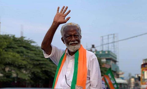 തെരഞ്ഞെടുപ്പ് പ്രചാരണത്തിനിടെ കുമ്മനം രാജശേഖരൻ/ ഫോട്ട: ഫെയ്സ്ബുക്ക്