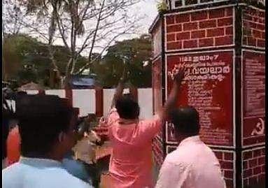 എൻഡിഎ സ്ഥാനാർഥി സന്ദീപ് വാചസ്പതി പുന്നപ്ര–വയലാർ സ്മാരകത്തിൽ പുഷ്പാർച്ചന നടത്തുന്നു