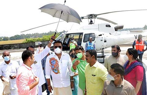 സുരേഷ് ഗോപി ഇന്നലെ നാമനിര്‍ദേശ പത്രിക സമര്‍പ്പിക്കാനായി എത്തിയപ്പോള്‍/എക്‌സ്പ്രസ്‌