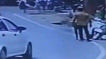 നടുറോഡില്‍ പത്താംക്ലാസ് വിദ്യാര്‍ഥിയെ ഓട്ടോ ഡ്രൈവര്‍ മര്‍ദ്ദിക്കുന്നതിന്റെ സിസിടിവി ദൃശ്യം