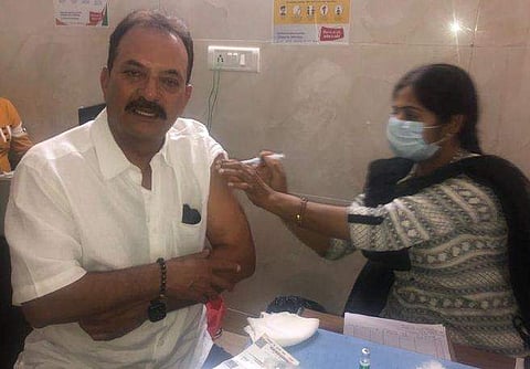 കോവിഡ് വാക്സിൻ സ്വീകരിക്കുന്ന മദൻലാൽ/ ട്വിറ്റർ