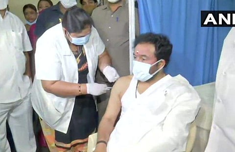 മന്ത്രി കിഷന്‍ റെഡ്ഡി വാക്‌സിന്‍ സ്വീകരിക്കുന്നു / എഎന്‍ഐ ചിത്രം