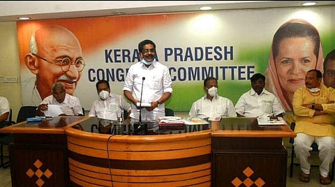 കോണ്‍ഗ്രസ് തെരഞ്ഞെടുപ്പു സമിതി യോഗത്തില്‍ നിന്ന് / ഫെയ്‌സ്ബുക്ക്‌