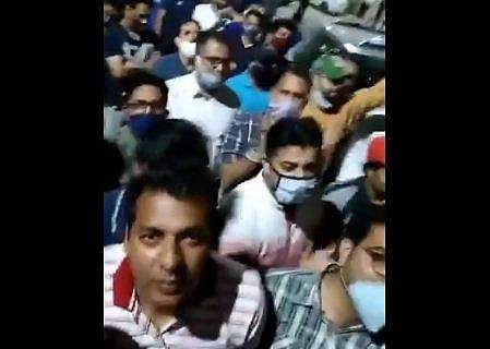 തെരുവുനായ്ക്കളെ പോറ്റുന്നത് നിര്‍ത്തണമെന്നാവശ്യപ്പെട്ട് വീടിന് മുന്‍പില്‍ പ്രതിഷേധം