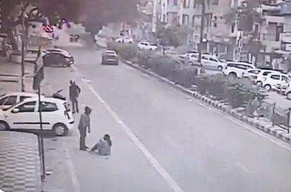 തോക്ക് ചൂണ്ടി യുവതികളുടെ മാല കവരുന്ന അക്രമി സംഘം