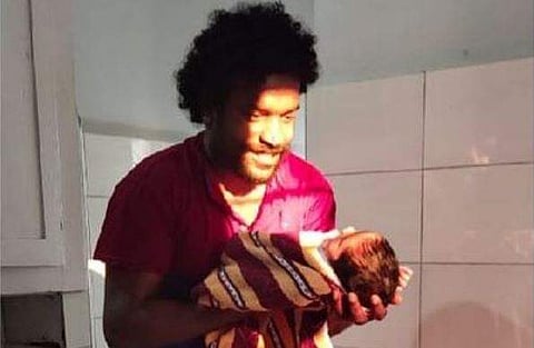 മണികണ്ഠൻ ആചാരി മകനൊപ്പം/ ഫേയ്സ്ബുക്ക്