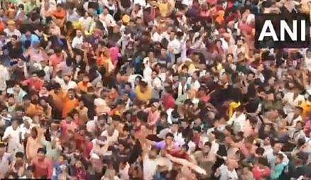 ക്ഷേത്രത്തിലെ ലഡുവിതരണത്തില്‍ തടിച്ചുകൂടി ആയിരങ്ങള്‍