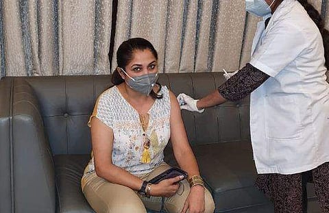 നടി രമ്യാകൃഷ്ണന്‍ കോവിഡ് വാക്‌സിന്‍ സ്വീകരിക്കുന്നു ട്വിറ്റര്‍ ചിത്രം