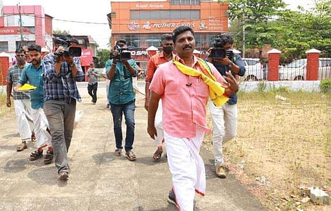 സന്ദീപ് വാചസ്പതി തെരഞ്ഞെടുപ്പ് പ്രചാരണത്തിനിടെ / ഫെയ്‌സ്ബുക്ക്