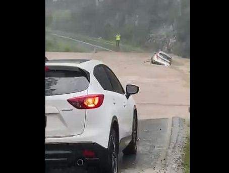 വെള്ളപ്പൊക്കത്തില്‍ ഒലിച്ചുപോകുന്ന കാര്‍