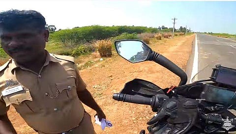 ബൈക്ക് തടഞ്ഞുനിര്‍ത്തുന്ന പൊലീസുകാരന്‍