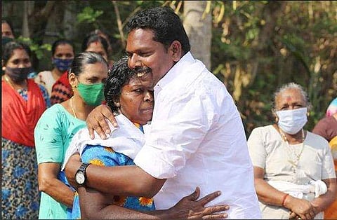 പ്രചാരണത്തിനിടെ അമ്മയെ കെട്ടിപ്പിടിക്കുന്ന ബി എസ് അനൂപ്