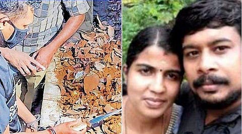 പൊലീസ് കത്തി കണ്ടെടുക്കുന്നു/ ടെലിവിഷന്‍ ചിത്രം