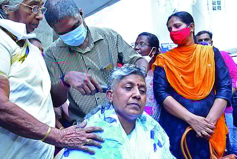 രാജി പ്രഖ്യാപനം നടത്തിയ ശേഷം ഇന്ദിരാ ഭവന് മുന്നിൽ ലതിക സുഭാഷ് തല മുണ്ഡനം ചെയ്യുന്നു/ ഫോട്ടോ: ബിപി ദീപു/ എക്സ്പ്രസ്