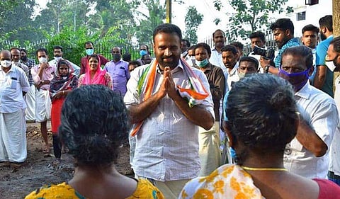 സി ആര്‍ മഹേഷ് തെരഞ്ഞെടുപ്പ് പ്രചാരണത്തില്‍/ഫെയ്‌സ്ബുക്ക്‌