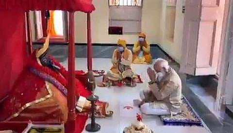 കാളി ക്ഷേത്രത്തിൽ പ്രാർഥിക്കുന്ന പ്രധാനമന്ത്രി/ വീഡിയോ ദൃശ്യം