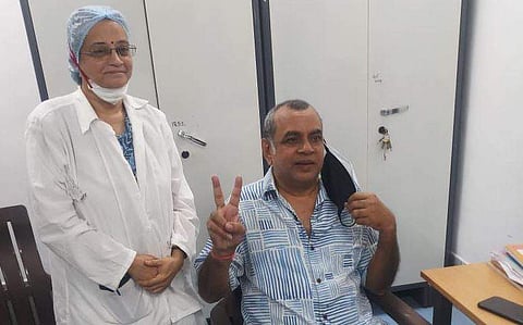 കോവിഡ് വാക്സിൻ സ്വീകരിച്ച ശേഷം പരേഷ് റാവൽ/ ട്വിറ്റർ