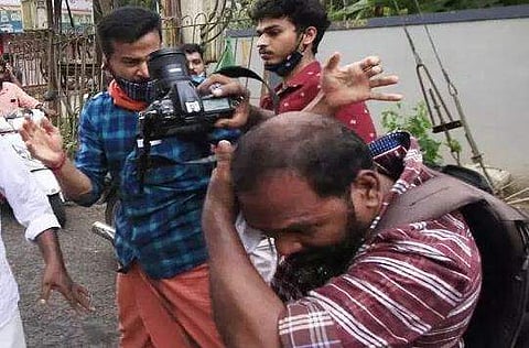 സ്മൃതി ഇറാനിയുടെ ജന്മഭൂമി ഫോട്ടോഗ്രാഫറെ മര്‍ദ്ദിക്കുന്ന ബിജെപി പ്രവര്‍ത്തകന്‍