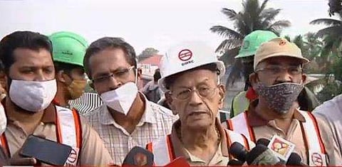 ഇ ശ്രീധരന്‍ മാധ്യമങ്ങളോട് സംസാരിക്കുന്നു / ടെലിവിഷന്‍ ചിത്രം