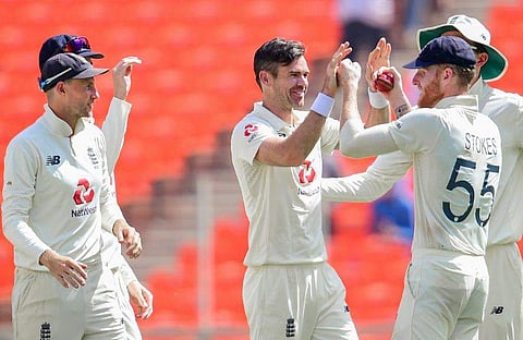 സഹതാരങ്ങൾക്കൊപ്പം വിക്കറ്റ് നേട്ടമാഘോഷിക്കുന്ന ആൻഡേഴ്സൻ/ പിടിഐ