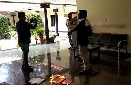 പിഎച്ച്ഡി തീസിസ് കത്തിച്ച് യുവാവിന്റെ പ്രതിഷേധം