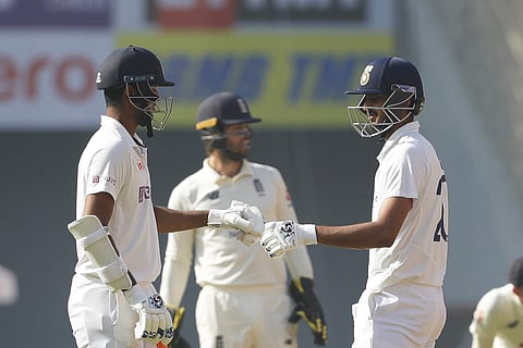 വാഷിങ്ടൻ സുന്ദറും അക്സർ പട്ടേലും ബാറ്റിങിനിടെ/ ട്വിറ്റർ