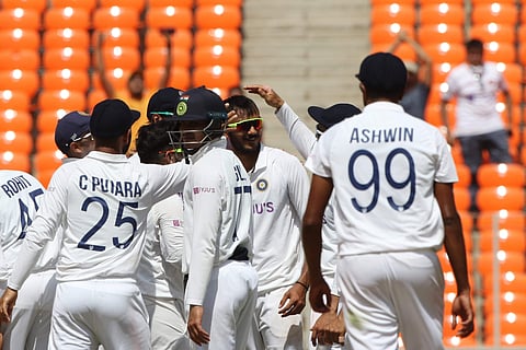 വിക്കറ്റ് നേട്ടമാഘോഷിക്കുന്ന ഇന്ത്യൻ ടീം/ ട്വിറ്റർ