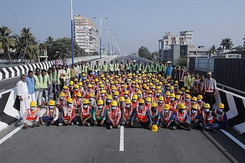 മുഖ്യമന്ത്രി പിണറായി വിജയന്‍ ഫെയ്‌സ്ബുക്കില്‍ പങ്കുവച്ച പാലാരിവട്ടം പാലം നിര്‍മ്മിച്ച തൊഴിലാളികളുടെ ചിത്രം