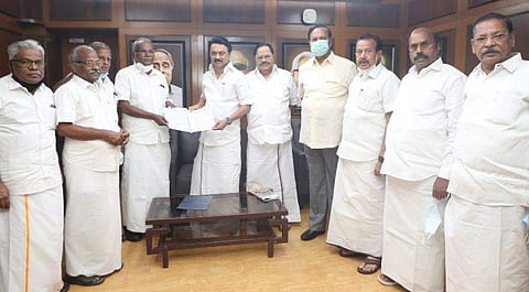 സ്റ്റാലിനും സിപിഎം നേതാക്കളും ധാരണപത്രം ഒപ്പുവെച്ചശേഷം / ട്വിറ്റര്‍