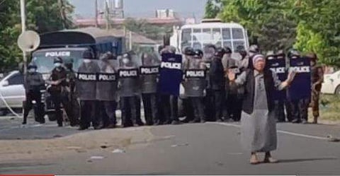 പട്ടാളത്തോട് വെടിവയ്ക്കരുതെന്ന് അപേക്ഷിക്കുന്ന കന്യാസ്ത്രീ