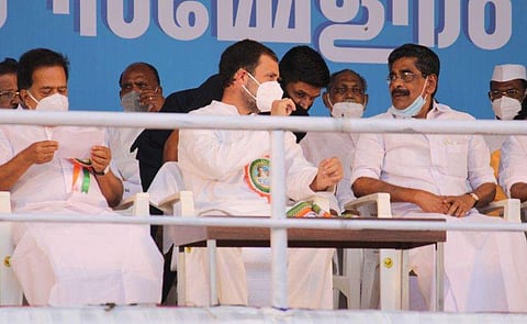 മുല്ലപ്പള്ളി രാമചന്ദ്രന്‍, രാഹുല്‍ഗാന്ധി, രമേശ് ചെന്നിത്തല എന്നിവര്‍ക്കൊപ്പം / ഫയല്‍ ചിത്രം