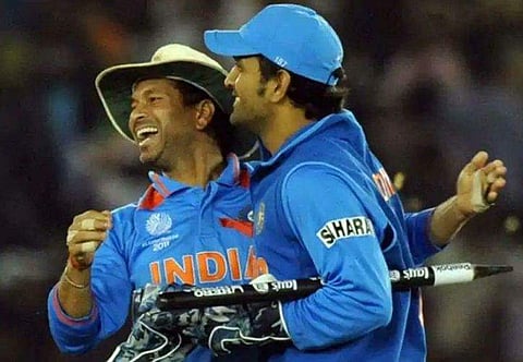 സച്ചിനും ധോനിയും/ ട്വിറ്റർ