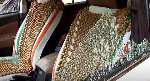 കല്ലെറിഞ്ഞ് തകര്‍ത്ത ജില്ലാകളക്ടറുടെ കാര്‍ /ടെലിവിഷന്‍ ചിത്രം