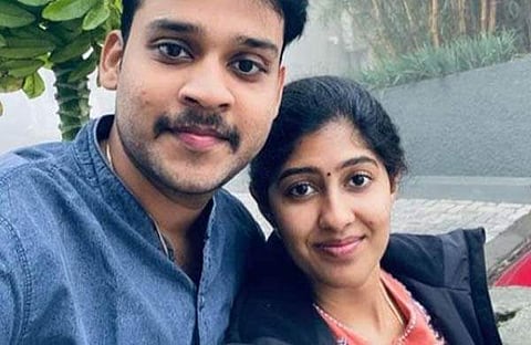 കോവിഡ് വാക്‌സിന്‍ എടുത്തതിനെത്തുടര്‍ന്നു മരിച്ച, ഡോ. ഹരി ഹരിണിയുടെ, സാമൂഹ്യ മാധ്യമങ്ങളില്‍ പ്രചരിച്ച ചിത്രം