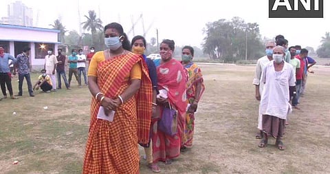 വോട്ടു ചെയ്യാന്‍ ജനങ്ങള്‍ ക്യൂ നില്‍ക്കുന്നു / എഎന്‍ഐ ചിത്രം