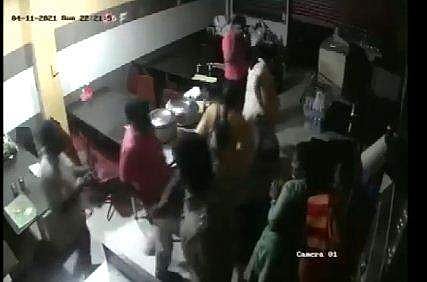 ഹോട്ടലില്‍ ഭക്ഷണം കഴിക്കാന്‍ എത്തിയവരെ തല്ലിയോടിക്കുന്ന എസ്‌ഐ