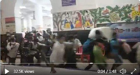 ബുക്‌സറില്‍ കോവിഡ് പരിശോധന ഒഴിവാക്കാന്‍ ഓടി പുറത്തേക്കു പോവുന്നവര്‍/വിഡിയോ ദൃശ്യം