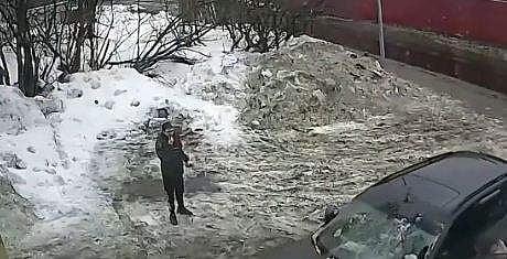 കാറിന് മുകളില്‍ ഐസ് കട്ട വീണപ്പോള്‍