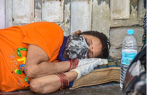 കാന്‍പൂരില്‍ ആശുപത്രിക്ക് പുറത്ത് കോവിഡ് ചികിത്സയിലുള്ള സ്ത്രീ