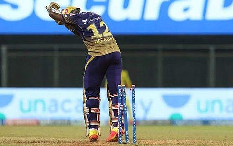 സാം കറാന്റെ ഡെലിവറിയില്‍ ക്ലീന്‍ ബൗള്‍ഡാവുന്ന റസല്‍/ഫോട്ടോ: ഐപിഎല്‍