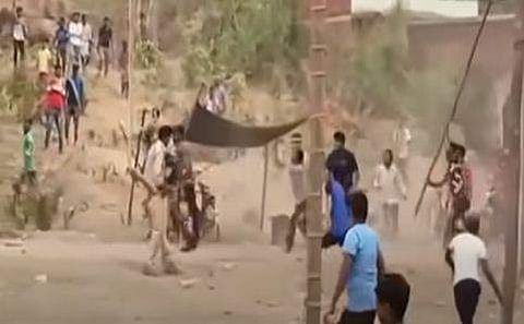 കോവിഡ് വ്യാപനത്തിനിടെ ഉത്സവം നടത്തി; തടയാനെത്തിയ പൊലീസിനെ കല്ലെറിഞ്ഞും അടിച്ചോടിച്ചും നാട്ടുകാർ (വീ‍ഡിയോ)