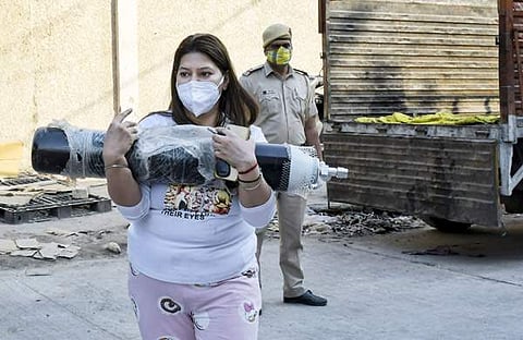 ആശുപത്രിയില്‍ കഴിയുന്ന രോഗിക്കു ഓക്‌സിജനുമായി എത്തുന്ന ബന്ധു/പിടിഐ