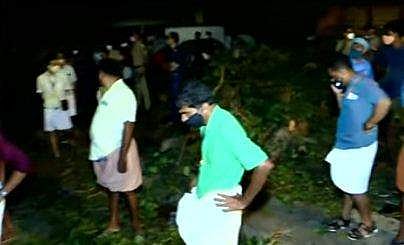 പൂരത്തിന് ഇടയില്‍ ആല്‍മരം പൊട്ടിവീണുണ്ടായ ദുരന്തം/വീഡിയോ ദൃശ്യം