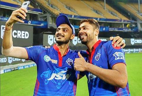 മത്സര ശേഷം ആവേശ് ഖാനൊപ്പം സെൽഫിയെടുക്കുന്ന അക്ഷർ പട്ടേൽ/ ട്വിറ്റർ