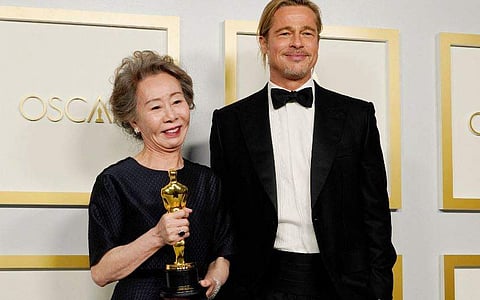 ബ്രാഡ് പിറ്റിനൊപ്പം ഓസ്കർ പുരസ്കാരവുമായി യോങ് യൂങ് ജുങ്ങ്/ ട്വിറ്റർ