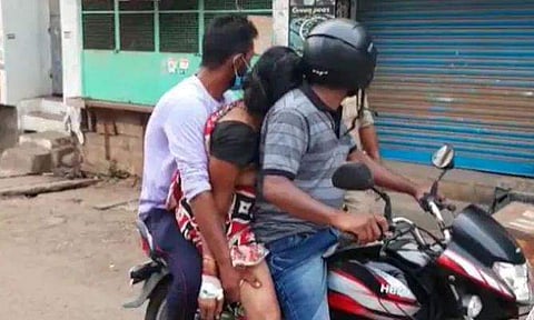 50കാരിയുടെ മൃതദേഹം ബൈക്കില്‍ കൊണ്ടുപോകുന്ന കുടുംബം