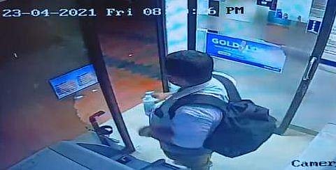 എടിഎമ്മില്‍ നിന്ന് സാനിറ്റൈസര്‍ മോഷ്ടിക്കുന്ന യുവാവ് /വീഡിയോ ദൃശ്യം