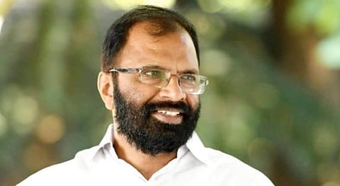 വിവി പ്രകാശിന്റെ കുടുംബം ക്ഷേത്ര ദര്‍ശനത്തില്‍, വോട്ടു ചെയ്യാനെത്തില്ല?, കൈ തട്ടി മാറ്റിയത് ഓര്‍മിപ്പിച്ച് അന്‍വര്‍