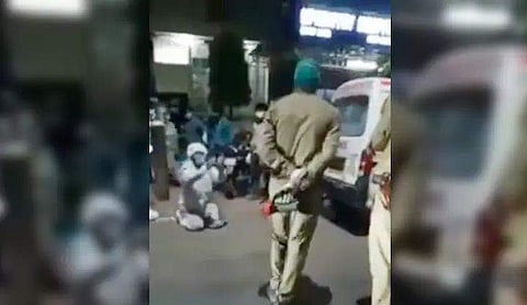 പൊലീസുകാരോട് പിപിഇ കിറ്റ് ധരിച്ച് യാചിക്കുന്ന മകന്‍ വീഡിയോ ദൃശ്യം