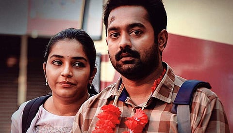 രജീഷയും ആസിഫും എല്ലാം ശരിയാകും പോസ്റ്ററിൽ